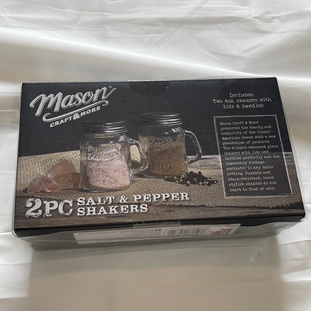 Mason 2pc white salt and paper shakers NWOT - Picture 4 of 5